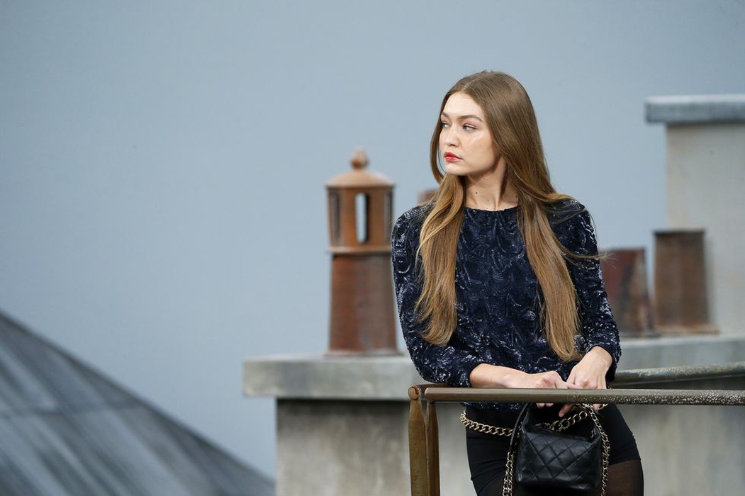 Gigi Hadid “Menggiring” Penonton Keluar saat Acara Chanel