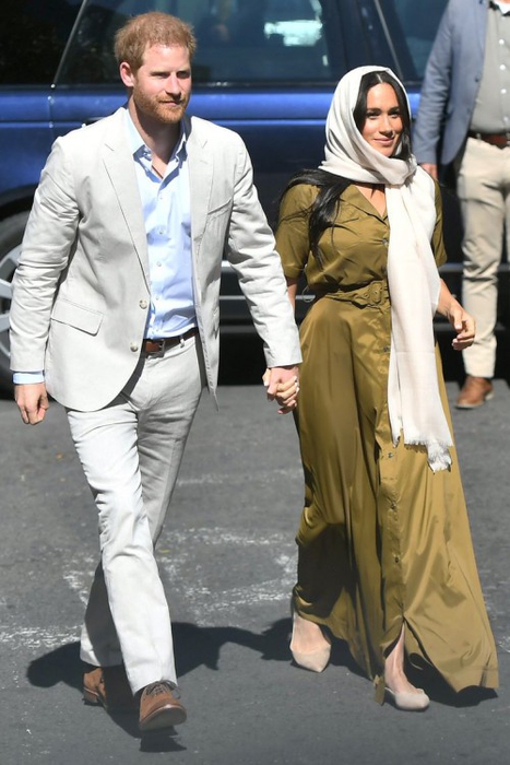 Meghan Markle Mengenakan Kerudung dan Gaun Panjang di Afrika