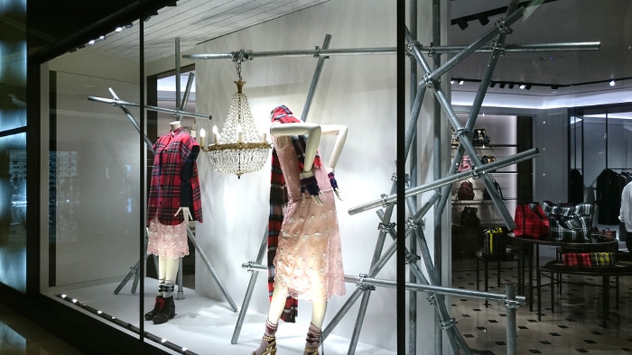 Melihat Lebih Dekat Koleksi Burberry September 2017