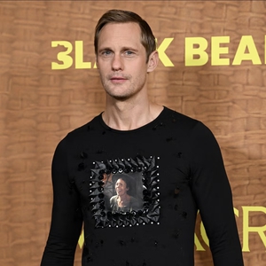Alexander Skarsg&aring;rd Memadukan Rok Kilt Ikonik dengan Foto Olivia Colman dalam Bingkai