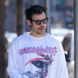 Lagi, Harry Styles Kenakan Item Vintage untuk Tampilan Errand Run Ala 1990-an di New York