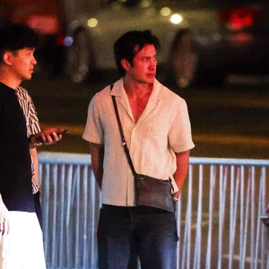 Hudson Williams Siap Sambut Musim Panas dengan Tampilan Atasan Linen Plunging dan Dad Sneakers