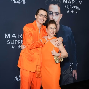 Timoth&eacute;e Chalamet Tampil Menggemaskan dengan Gaya Senada Bersama Ibunya di Premiere Film Marty Supreme
