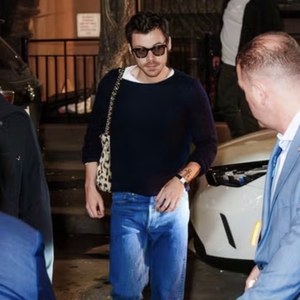 Harry Styles Menuju Makan Malam Para Pemain SNL dengan Tas Chanel Bermotif Leopard