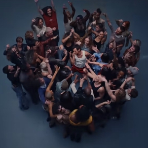 Harry Styles Menghidupkan Kembali Tren Flash Mob