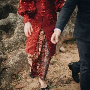 Inspirasi Foto Pre-Wedding Outdoor dengan Kebaya