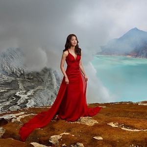 Aktris Korea Lee Si Young Bertualang di Gunung Ijen