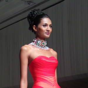 Gaun Merah Provokatif Didi Budiardjo