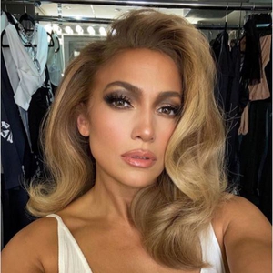 Jennifer Lopez Kembalikan Tren Rambut Bombshell Era '90-an