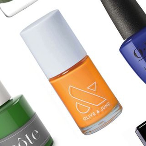 12 Warna Cat Kuku Terbaik untuk Pemilik Kulit Gelap