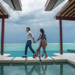 Bulan Madu Ala Presenter TV Tampan, Max Loong dan Istri