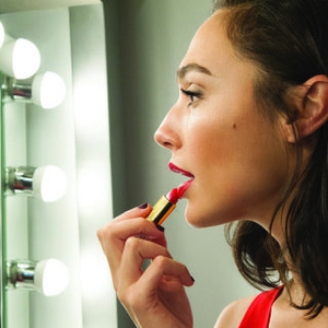 Gal Gadot Sebagai Wajah Baru Revlon