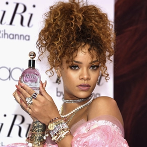 Daftar Koleksi Parfum Favorit Rihanna Sepanjang Masa