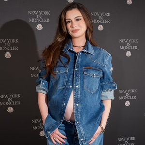 Contek Gaya Maternity Anne Hathaway yang Tampil dengan Konsep Denim-on-Denim&nbsp;