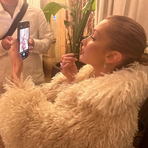 Bella Hadid Tampil Memukau dalam Set Lateks Putih Ketat