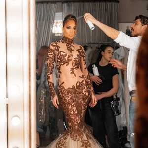 Jennifer Lopez dan Timnya Ungkap Alasan di Balik Pilihan Gaun Transparan Ikonis di Golden Globes