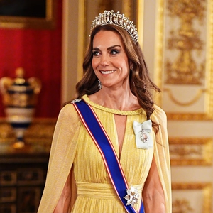 Kate Middleton Padukan Tiara Penuh Makna dengan Gaun Cape Kuning Lemon dari Elie Saab