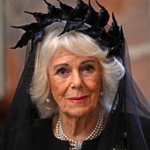 Ratu Camilla Kenakan Leafy Mantilla Saat Bertemu Paus dalam Momen Bersejarah Kerajaan