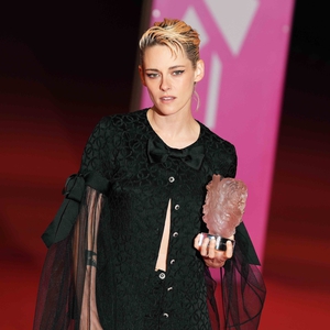 Kristen Stewart Mengenakan Tiga Tampilan Chanel Berbeda di Deauville American Film Festival 2025
