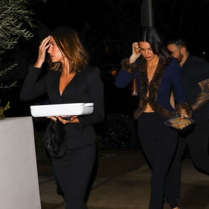 Begini Cara Kendall Jenner dan Hailey Bieber Berpakaian untuk Pesta Rumah Saat Liburan