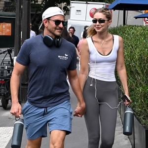 Gigi Hadid & Bradley Cooper Tampak Kenakan Cicin Pasangan, Apa Ini Pertanda?