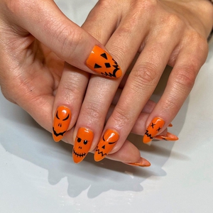 Meriahkan Halloween dengan 40 Ide Nail Arts Ini!