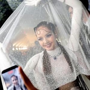 Tudung Transparan Lisa di Met Gala Ditopang oleh 