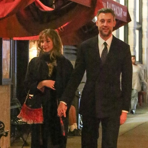 Jennifer Lawrence Bubuhkan Sentuhan Drama dengan Tas Red Ombr&eacute; pada Tampilan Kencan Malamnya
