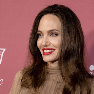 Angelina Jolie Katakan Bahwa Buku Barunya Adalah Untuk 