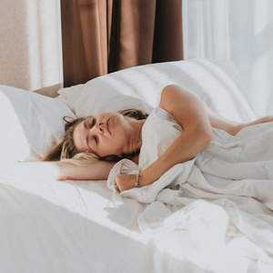 Gerakan Yoga Sebelum Tidur: Relaksasi Lembut untuk Tidur yang Nyenyak