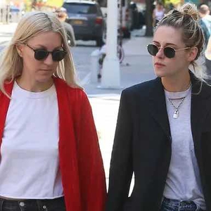 Bersama Tunangannya, Dylan Meyer, Kristen Stewart Tampil Dalam Busana yang Senada