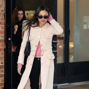 Olivia Rodrigo Kenakan Mantel Pink Marc Jacobs saat di Lokasi Pemotretan