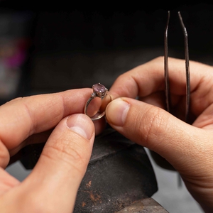 Cara Mengukur Lingkar Jari untuk Cincin dengan Benar