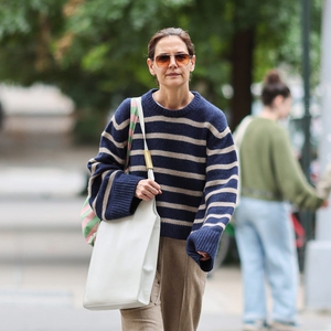 Katie Holmes Menyempurnakan Penampilan Preppy dengan Tote Bag Elegan