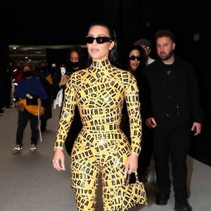 Kim Kardashian Tampil dalam Balutan Selotip Bertulisakan Balenciaga Berwarna Kuning Mencolok
