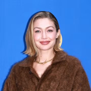 Gigi Hadid Pakai Mantel Tidur untuk Tampil dengan Gaya Musim Dingin yang Nyaman