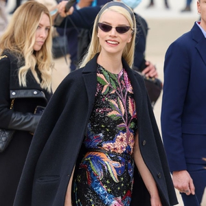 Anya Taylor-Joy Tampil Elegan dalam Gaun Bertema Tarot yang Bergelimang Manik-Manik