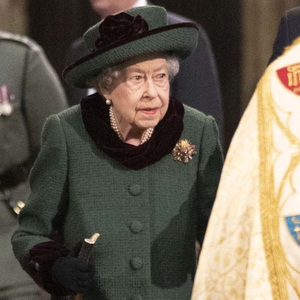 Makna Emosional Di Balik Baju Warna Hijau yang Dikenakan oleh Ratu Elizabeth pada Acara Peringatan Meninggalnya Pangeran Philip