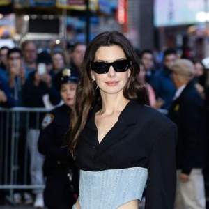 Anne Hathaway Menangkan Street Style Terbaik Lewat Tampilan Setengah Denim dan Setengah Jas