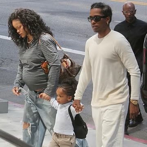 Tas Aksesori Unik Rihanna Sukses Menunjukkan Sisi Keibuannya