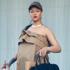 Rihanna Padukan Gaun Saint Laurent dengan Sneakers Nyaman Saat Mampir ke Restoran Cepat Saji