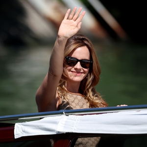 Emma Watson Kenakan Gaun Model Shift yang Khas dari Era '60-an di Festival Film Venesia