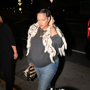 Rihanna Tampil Eksentrik untuk Makan Malam dengan Syal Bulu Tebal dan Motif Animal Print