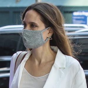 Angelina Jolie Tampil Serba Putih ketika Berjalan-Jalan di Kota New York