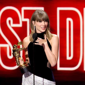 VMAs Memperlihatkan Lebih Dekat Cincin Pernikahan Taylor Swift