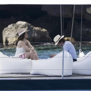 Tom Cruise dan Ana de Armas Nikmati Waktu Bersantai di Atas Yacht di Spanyol