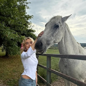 Sabrina Carpenter Tampil dengan Gaya 