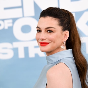 Atasan Sutra High-Low Anne Hathaway Tampil Sempurna Menonjolkan Baby Bump