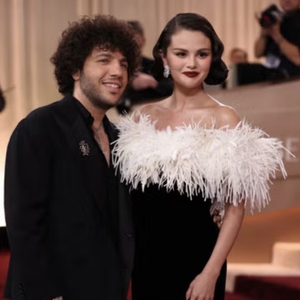 Selena Gomez Bercerita Tentang Hubungannya yang &ldquo;Sehat&rdquo; dengan Benny Blanco