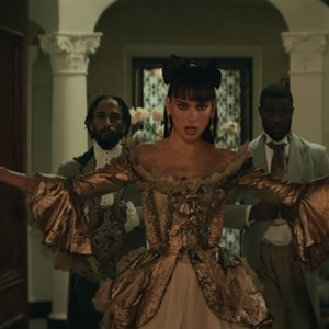 Mengintip Video Klip Dua Lipa Berjudul Demeanor yang Mengambil Era Victoria